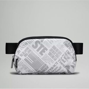 lululemon everywhere belt bag manifesto print 1L